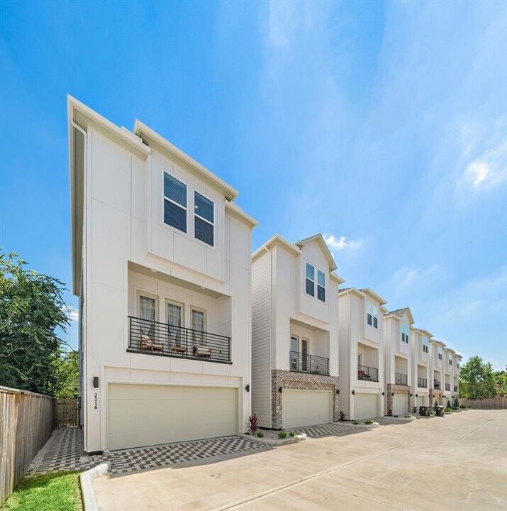 12080 East Fwy in Houston, TX - Building Photo