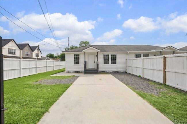 2610 Cochran St