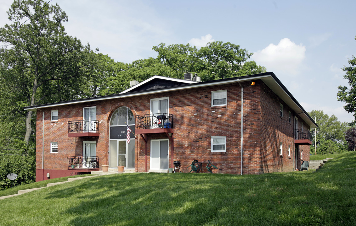 Ashby Square Apartments in Overland, MO - Building Photo