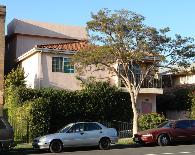 4025 Oakwood Ave in Los Angeles, CA - Foto de edificio - Building Photo