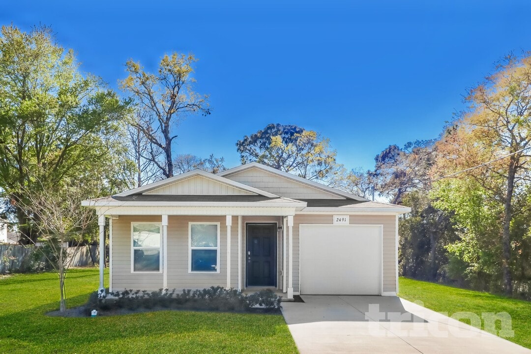 2491 Stanton Ave in Spring Hill, FL - Building Photo