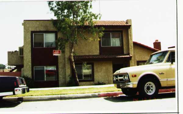 365 A-D W. Shamrock Ave in Rialto, CA - Foto de edificio