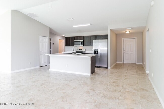 2110 Wagonwheel Ave SE in Palm Bay, FL - Building Photo - Building Photo