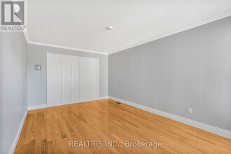 1905 Des Épinettes Ave in Ottawa, ON - Building Photo - Building Photo