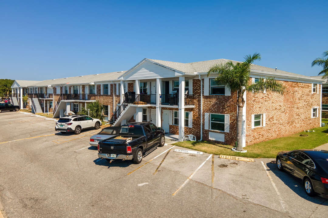 Washington Arms Club in Titusville, FL - Foto de edificio