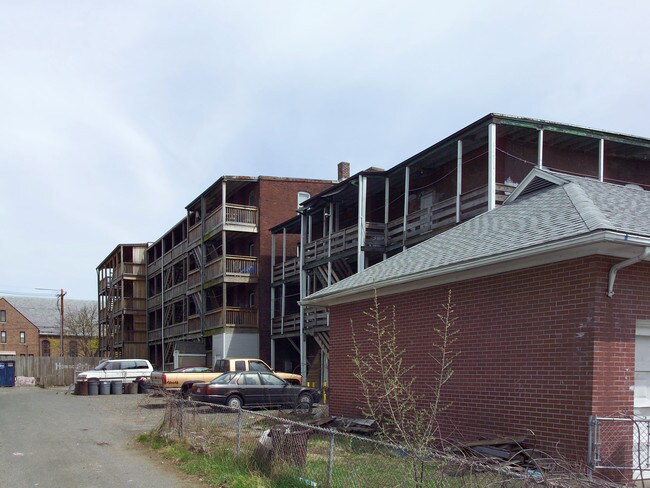 818 Chicopee St in Chicopee, MA - Foto de edificio - Building Photo