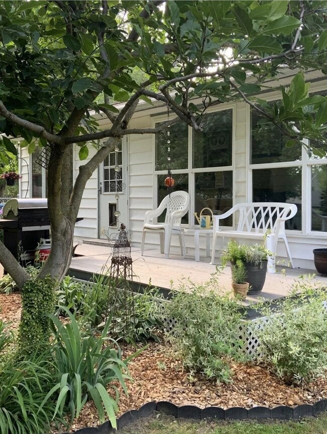 property at 1909 Robin Rd