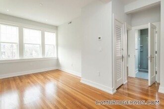 16 Forest St, Unit 33 in Cambridge, MA - Foto de edificio - Building Photo