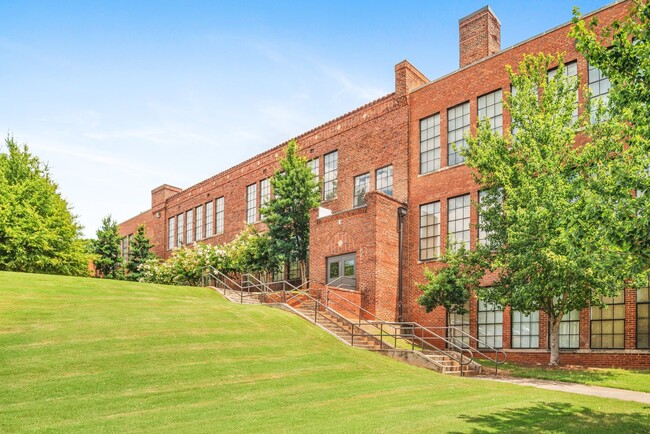 Crogman School Lofts in Atlanta, GA - Foto de edificio - Building Photo