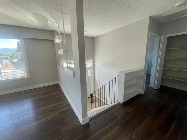 896 Patterson Ave in Kelowna, BC - Building Photo - Building Photo