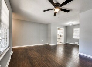 411 W Douglas Dr in Midwest City, OK - Foto de edificio - Building Photo