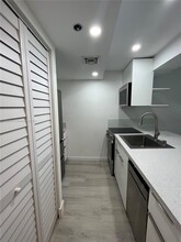 540 Brickell Key Dr, Unit 301 in Miami, FL - Foto de edificio - Building Photo