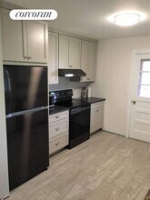 12 W Thomas St in Shelter Island, NY - Building Photo - Building Photo