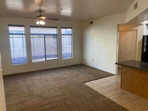 3250 W Greenway Rd in Phoenix, AZ - Building Photo - Building Photo