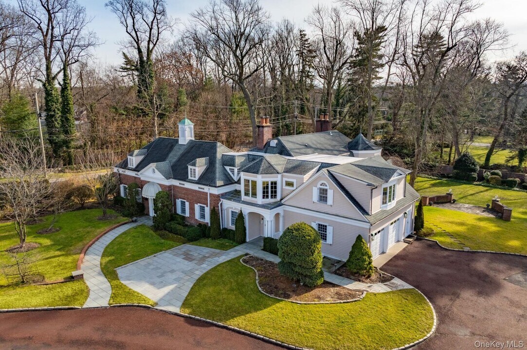26 Glenwood Rd in Roslyn, NY - Building Photo