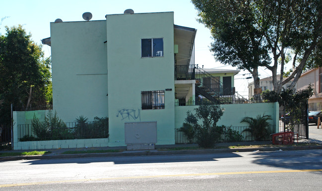 132 Vernon Ave in Los Angeles, CA - Building Photo - Building Photo