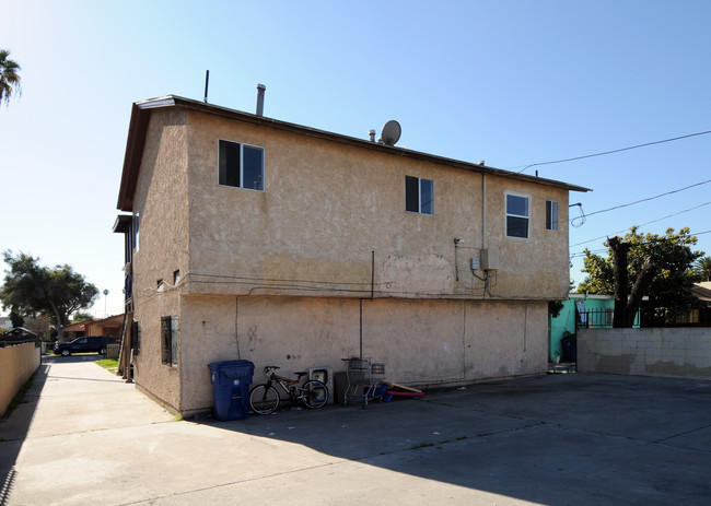 821 W 65th St in Los Angeles, CA - Building Photo - Building Photo