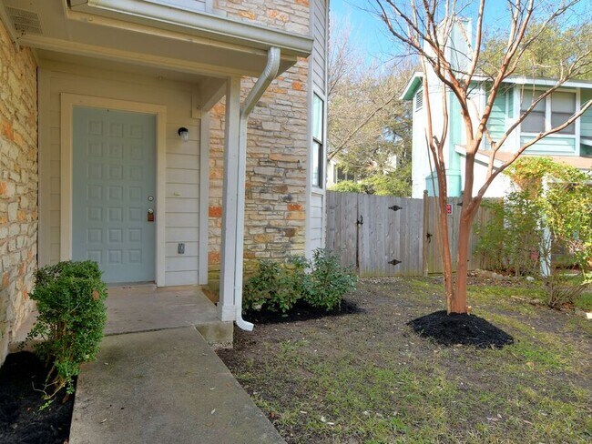 8103 Tuscarora Trail in Austin, TX - Foto de edificio - Building Photo