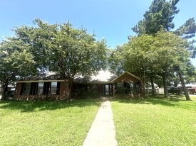 403 Aspen Bend St in Crockett, TX - Building Photo