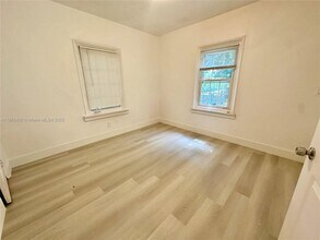 1250 NW 43rd St in Miami, FL - Building Photo - Building Photo