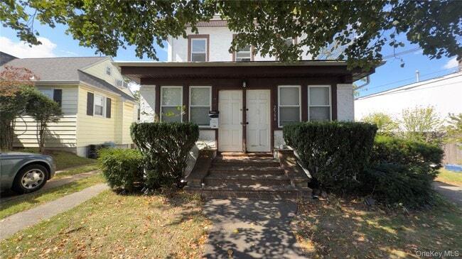 property at 2366 Parkview Pl