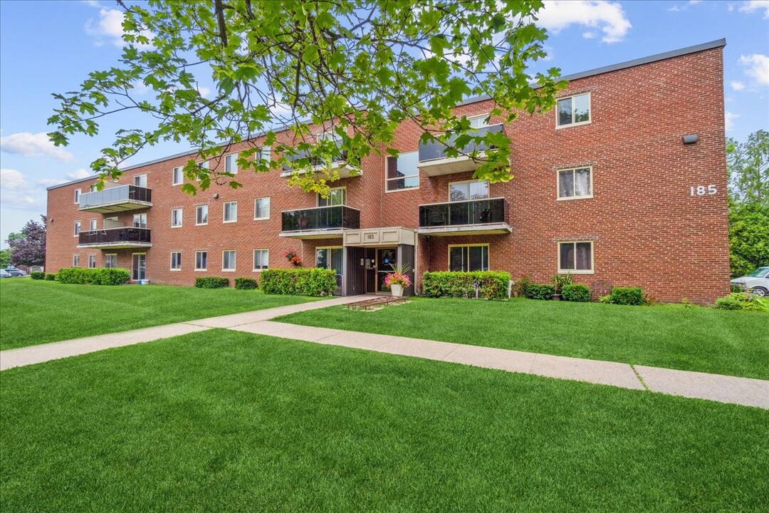 Canterbury Court in Sarnia, ON - Building Photo