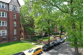 17 Summit Street in East Orange, NJ - Foto de edificio - Building Photo