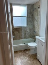 953 SW 10th St in Miami, FL - Foto de edificio - Building Photo