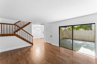1204 12th Ln in Palm Beach Gardens, FL - Building Photo - Building Photo