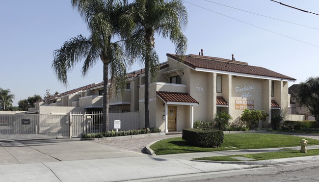Parkside Apartments in Fullerton, CA - Foto de edificio - Building Photo