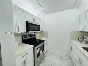 8260 SW 210th St, Unit # 220 in Cutler Bay, FL - Foto de edificio