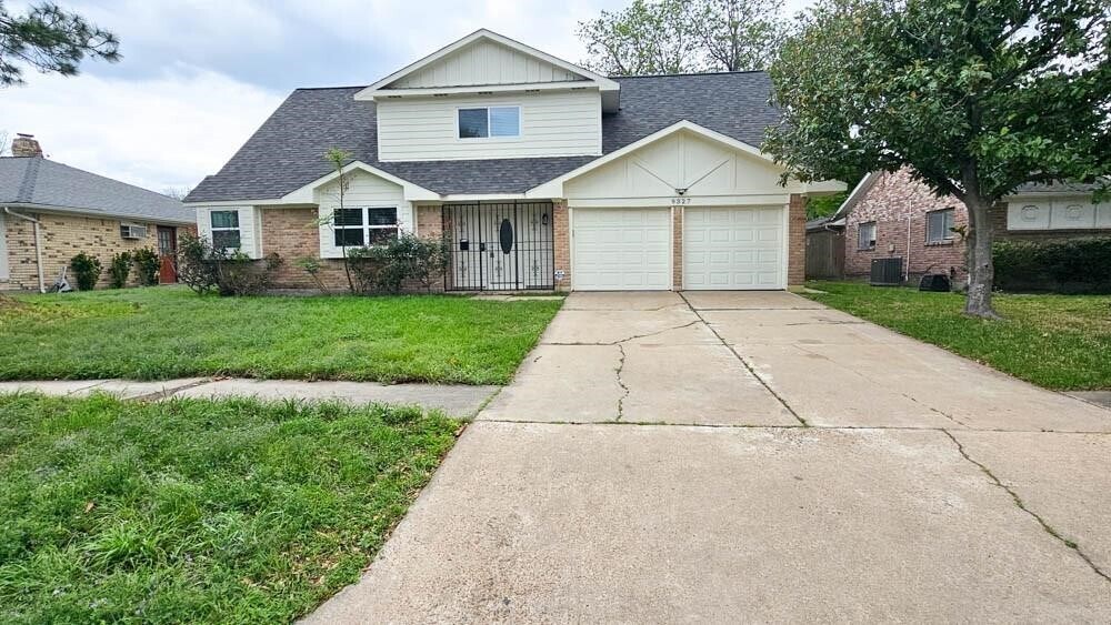 9327 Leader St in Houston, TX - Building Photo