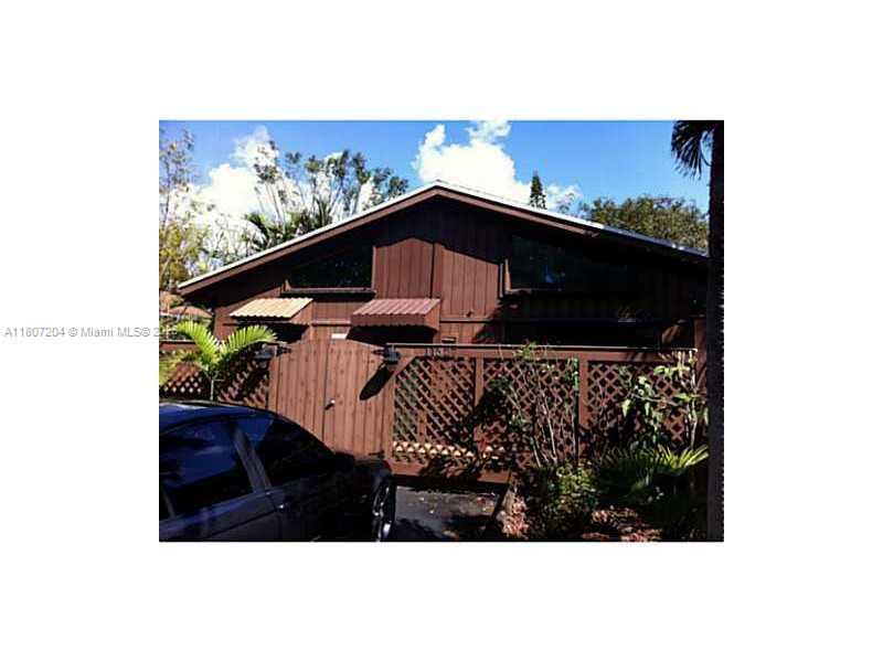 11327 SW 114th Ln Cir in Miami, FL - Building Photo