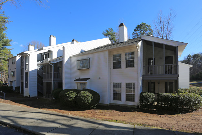 The Hedges Apartments in Greensboro, NC - Building Photo - Building Photo