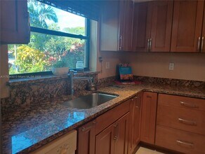 2192 NE 171st St in North Miami Beach, FL - Building Photo - Building Photo