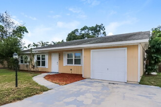 1642 SE Grapeland Ave in Port St. Lucie, FL - Building Photo - Building Photo