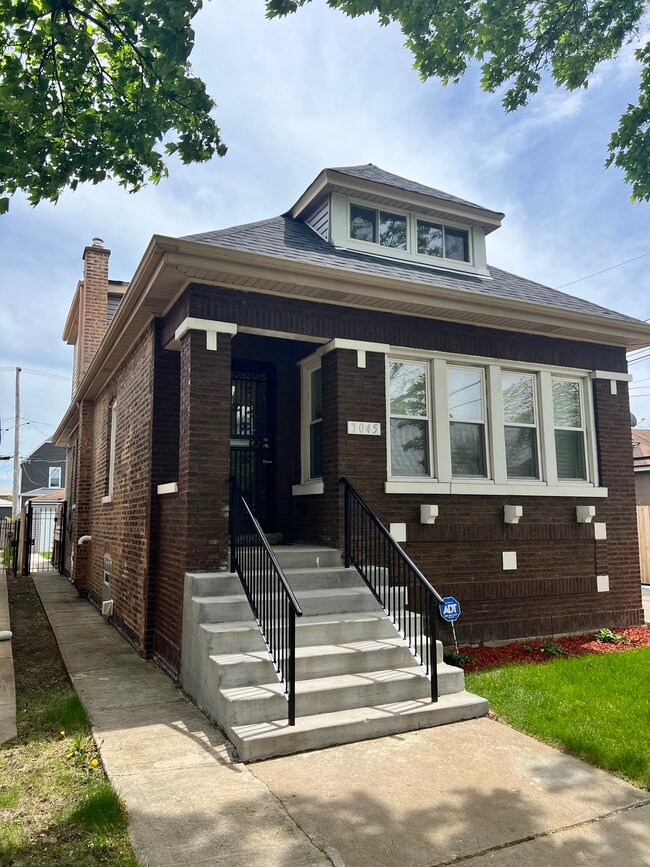 7045 S Oakley Ave in Chicago, IL - Building Photo - Building Photo