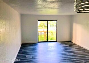 2100 Forest Knoll Dr NE in Palm Bay, FL - Foto de edificio - Building Photo
