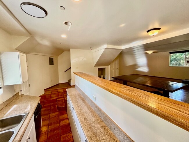 6820 Whitley Ter, Unit 104 in Los Angeles, CA - Building Photo - Building Photo