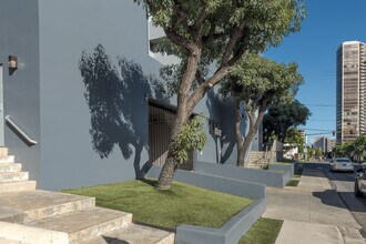 Ward Kinau in Honolulu, HI - Building Photo - Building Photo