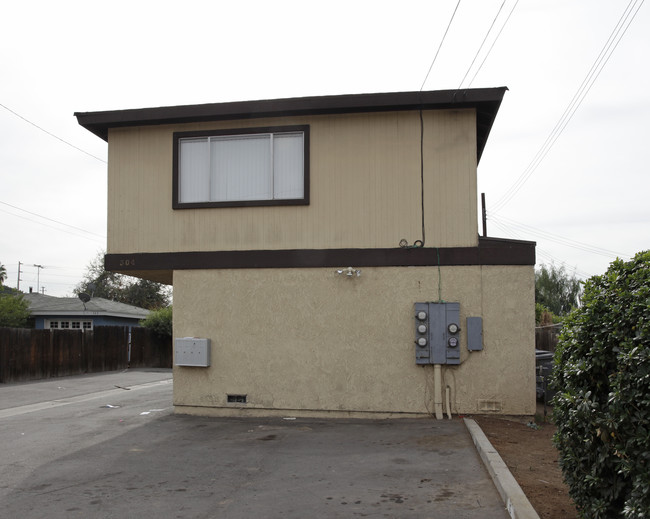 304 W Mountain View Ave in La Habra, CA - Foto de edificio - Building Photo