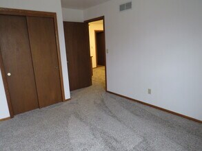 399 Willow Grove Dr in Pewaukee, WI - Building Photo - Building Photo