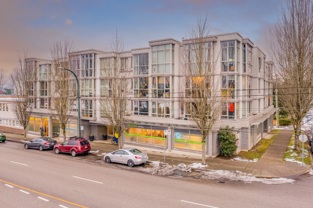 Fraserview Court in Vancouver, BC - Building Photo