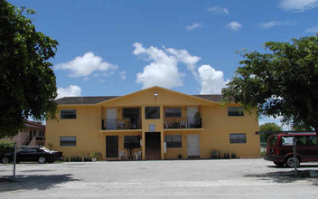 1130 W 77th St in Hialeah, FL - Foto de edificio - Building Photo