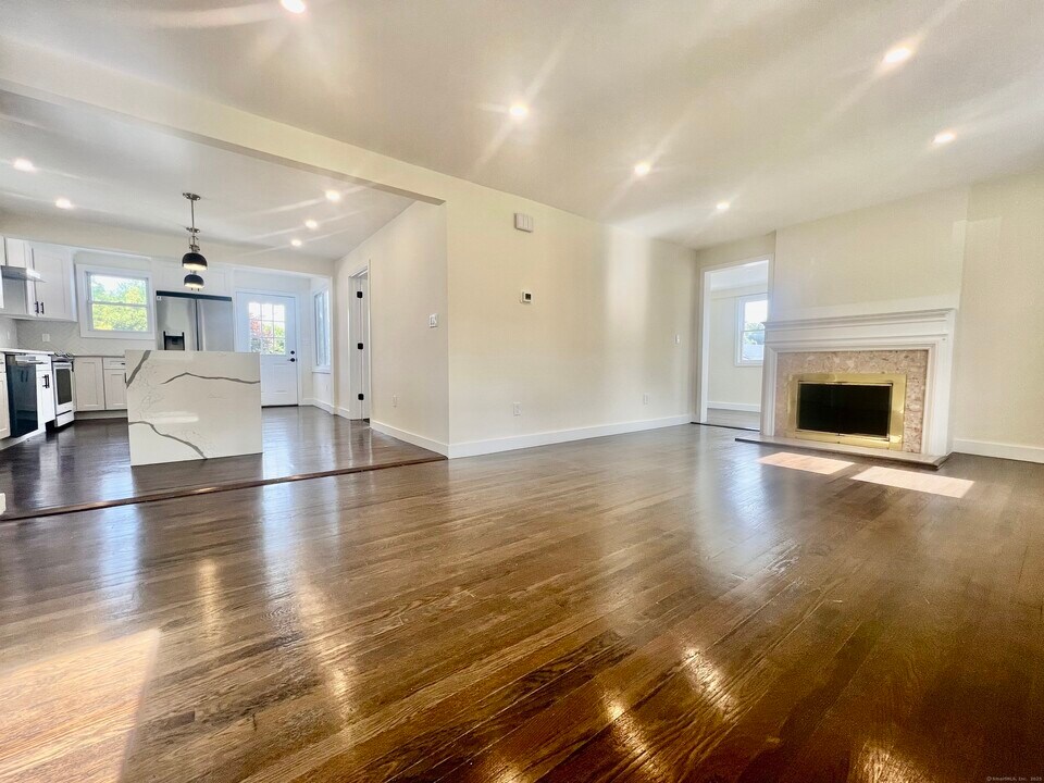 34 Hundley Ct in Stamford, CT - Building Photo