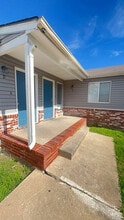Parkview Townhomes in Wichita, KS - Foto de edificio - Building Photo