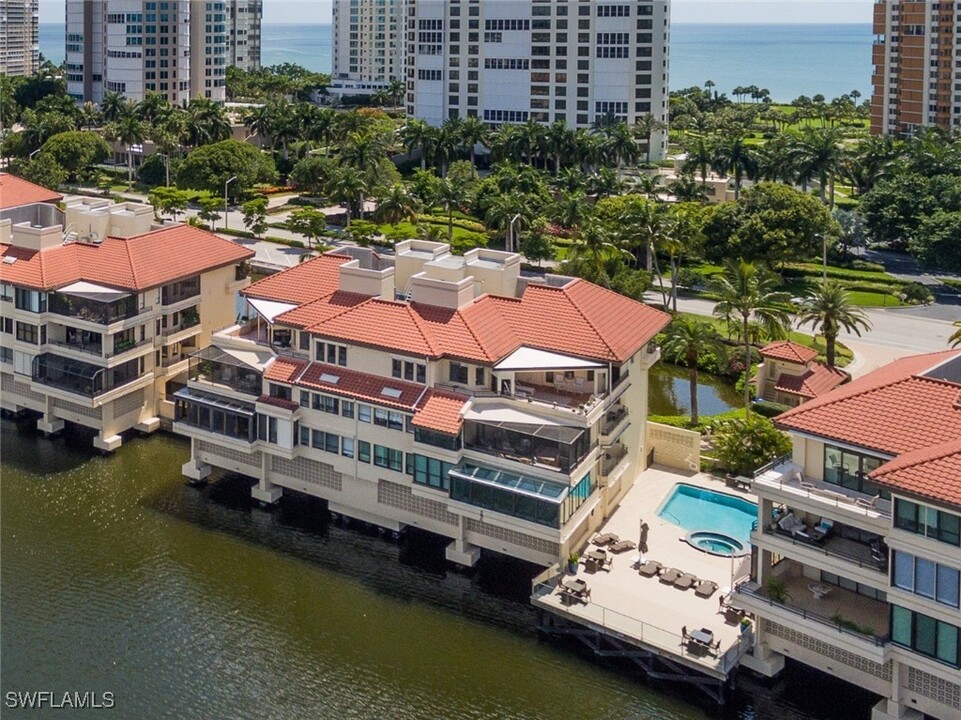 4400 Gulf Shore Blvd N in Naples, FL - Foto de edificio