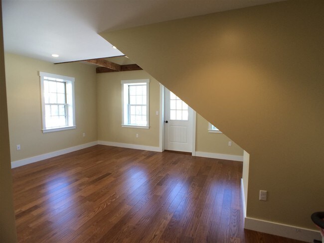 13 Water St-Unit -Apt. B in Newmarket, NH - Foto de edificio - Building Photo