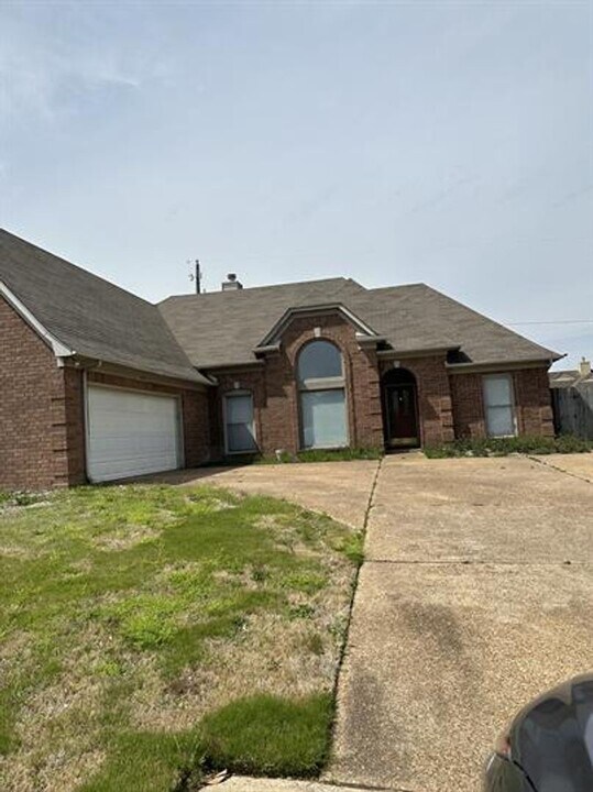 8594 Sun Vista Dr N in Cordova, TN - Building Photo