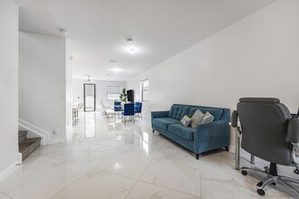 10874 W 35th Way in Hialeah, FL - Building Photo - Building Photo